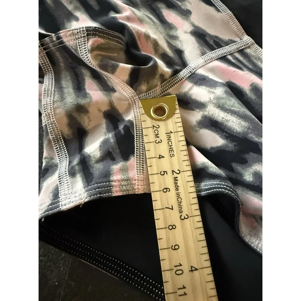 Lululemon Water‎ Bound Run Swim Shorts Size 4 Wamo Camo Reversible Pink Black